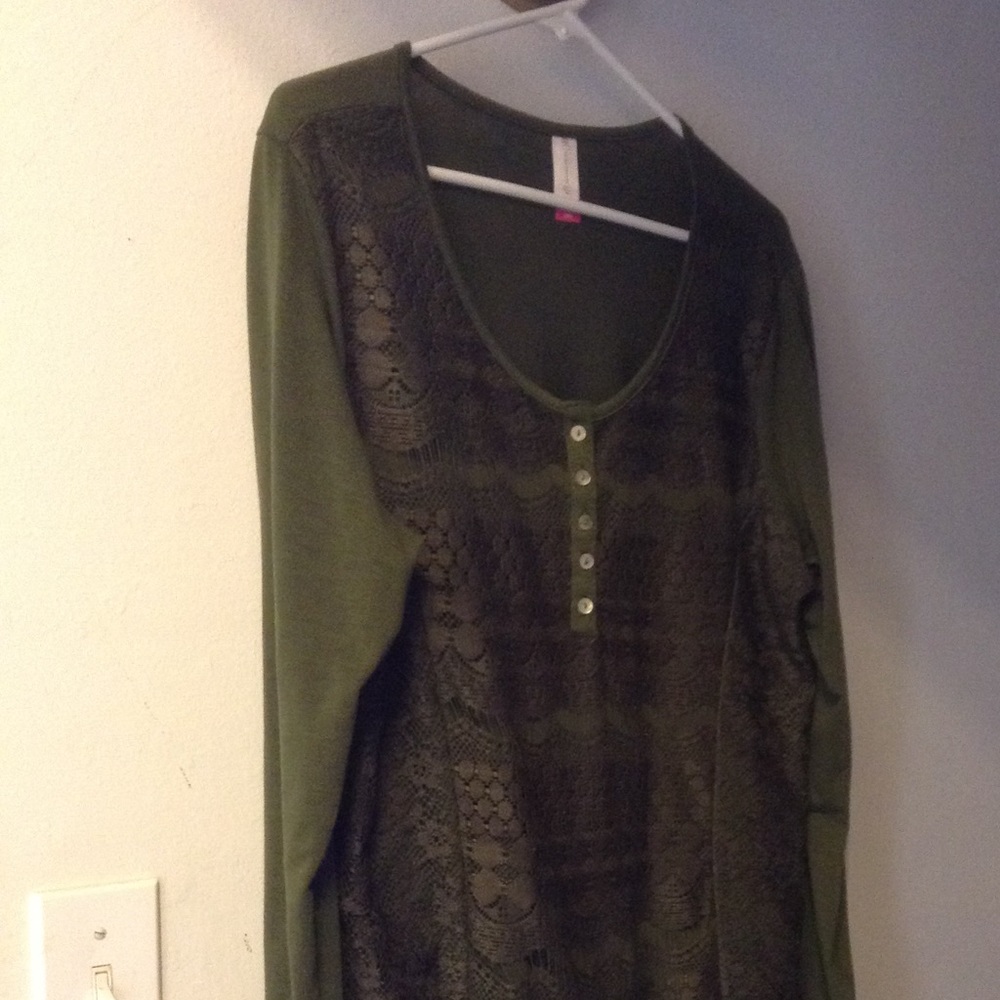 Like new beautiful olive green pullover
